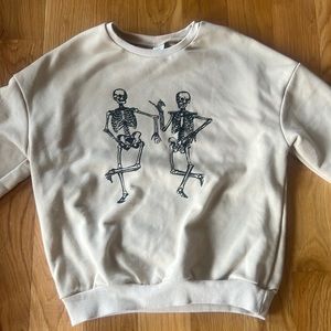 Halloween is coming! Here’s a super cute girls skeleton sweatshirt.